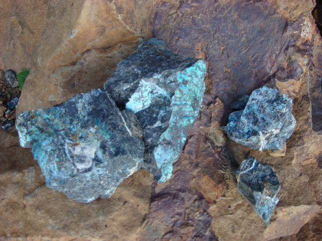 铜矿石特征图片